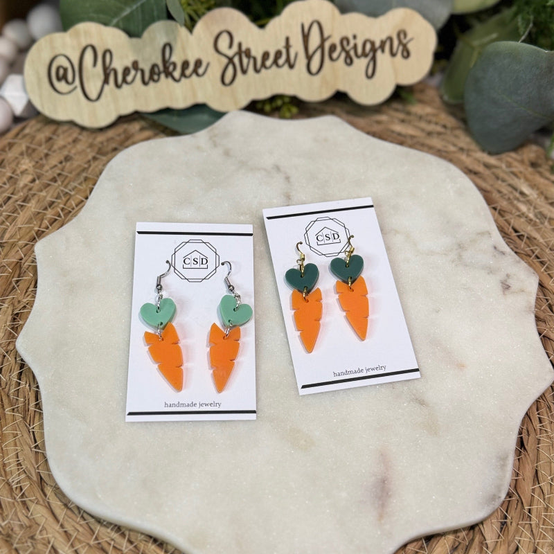 Carrot-shaped earrings on cards 